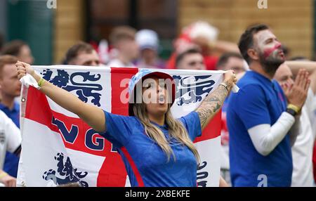 Dateifoto vom 07/21 von englischen Fans in der Fanzone in Trafford Park, Manchester. Die Euro 2024 wird den Auftakt für die Sommerausgaben geben, da die Verbraucher Fernsehgeräte austauschen und Lebensmittel kaufen, um das Turnier zu sehen. Während sich England und Schottland auf ihre Eröffnungsspiele vorbereiten, erwarten 6 % der Käufer, einen neuen Fernseher oder ein neues elektronisches Gerät zu kaufen, um mit ihrem Team mithalten zu können. 4 % planen, offizielle Waren zu kaufen, so eine Umfrage des British Retail Consortium (BRC). Ausgabedatum: Mittwoch, 12. Juni 2024. Stockfoto