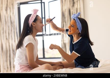 Zwei birassische junge Schwestern, die Spaß an der Hautpflege haben, zu Hause Stockfoto