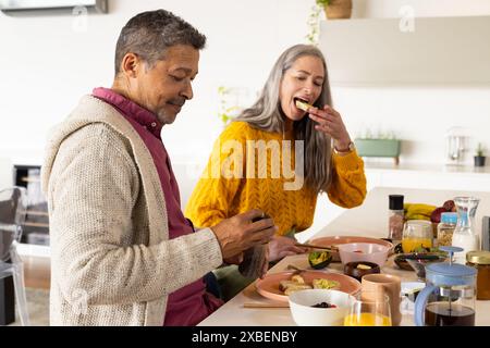 Ein zweirassiges reifes Paar, reife Kaukasierin und Afroamerikaner, frühstückt bei HO Stockfoto