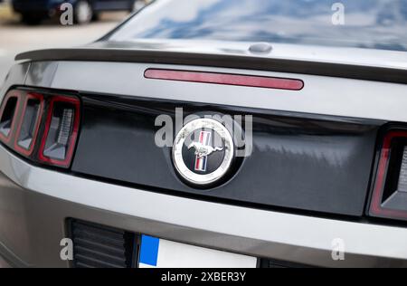 Kiew, Ukraine, 12. Juni ,2024 . Das Ford Mustang-Schild ist ein US-amerikanisches Automobil, das von Ford Close-up hergestellt wurde Stockfoto