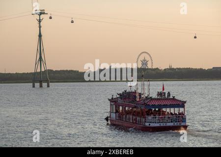 Harbin, Chinas Provinz Heilongjiang. Juni 2024. Die Menschen genießen eine Bootsfahrt auf dem Songhua River in Harbin, nordöstlicher chinesischer Provinz Heilongjiang, 4. Juni 2024. Quelle: Xie Jianfei/Xinhua/Alamy Live News Stockfoto