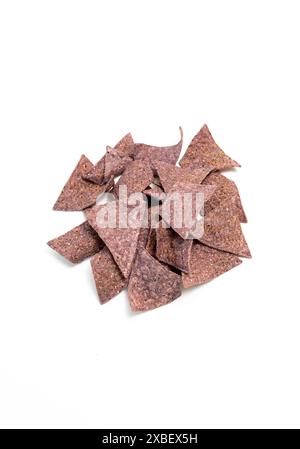 Isolierte Organische Blaue Maistortilla Chips Auf Weißem Hintergrund. Gesunder Knuspriger Snack Mit Meersalz Gewürzt. Vertikale Ebene. Draufsicht. Stockfoto