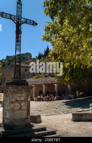 Place de la Croix, Oppède-le-Vieux, Provence, Südfrankreich Stockfoto