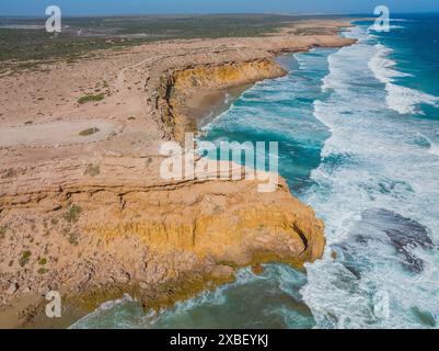 Aus der Vogelperspektive von Wellen, die an einer erodierten Küste in der Venus Bay auf der Eyre Peninsula in Südaustralien abstürzen Stockfoto