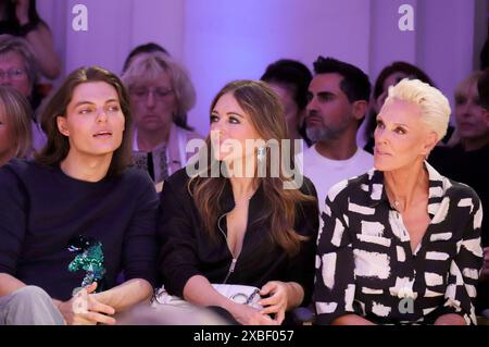 Damian Hurley, Elizabeth Hurley und Brigitte Nielsen bei der Ernsting’s Family Fashion Show 2024 im Hotel Atlantic. Hamburg, 11.06.2024 *** Damian Hurley, Elizabeth Hurley und Brigitte Nielsen bei der Ernsting s Family Fashion Show 2024 im Hotel Atlantic Hamburg, 11 06 2024 Foto:xgbrcix/xFuturexImagex enrstings 4704 Stockfoto