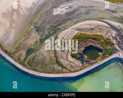 Luftaufnahme eines Feuchtgebiets an der Küste mit geologischen Merkmalen bei Port Fairy an der Great Ocean Road in Victoria, Australien Stockfoto