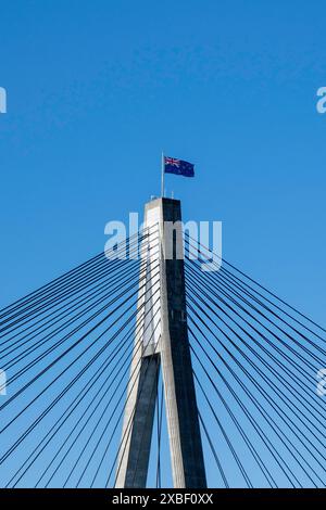 Die Anzac Bridge ist eine achtspurige Kabelbrücke bei Sunset, die in Richtung CBD gerichtet ist Stockfoto