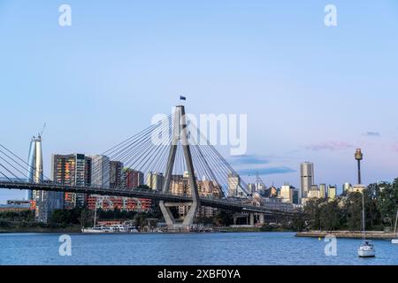 Die Anzac Bridge ist eine achtspurige Kabelbrücke bei Sunset, die in Richtung CBD gerichtet ist Stockfoto