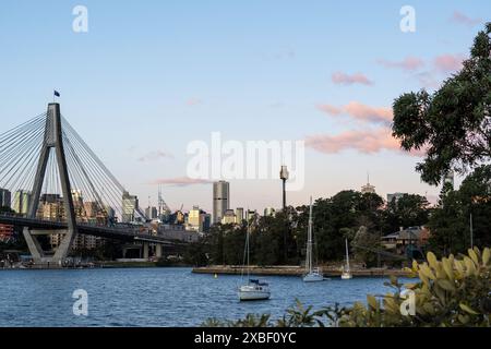 Die Anzac Bridge ist eine achtspurige Kabelbrücke bei Sunset, die in Richtung CBD gerichtet ist Stockfoto