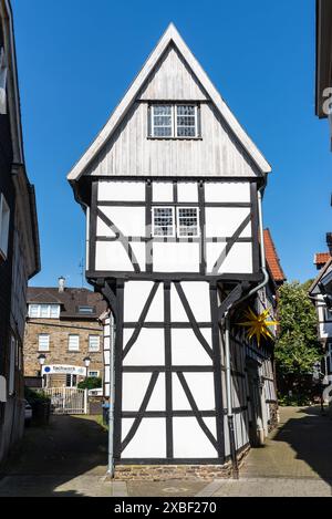 Hattingen, Deutschland - 10. September 2023: Das Eiserne Haus ist ein 1611 erbautes Fachwerkhaus in der Altstadt von Hattingen, Nordrhein-Westfalen Stockfoto