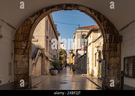 Gasse in der Altstadt von Zadar, Kroatien, Europa | Altstadtallee in Zadar, Kroatien, Europa Stockfoto