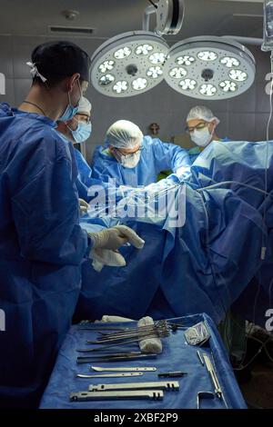 Medizinisches Team, das eine komplexe Operation durchführt Stockfoto