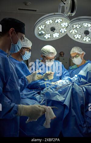 Medizinisches Personal, das einen kritischen chirurgischen Eingriff durchführt Stockfoto