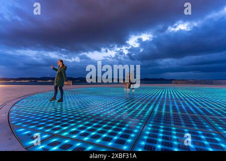 Kunstwerk und Solarinstallation Gruß an die Sonne in der Abenddämmerung, Zadar, Kroatien, Europa | Sonnendenkmal Gruß an die Sonne in der Abenddämmerung in Zada Stockfoto