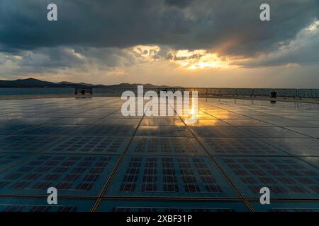 Kunstwerk und Solarinstallation Gruß an die Sonne bei Sonnenuntergang, Zadar, Kroatien, Europa | Sonnendenkmal Gruß an die Sonne bei Sonnenuntergang in Zada Stockfoto