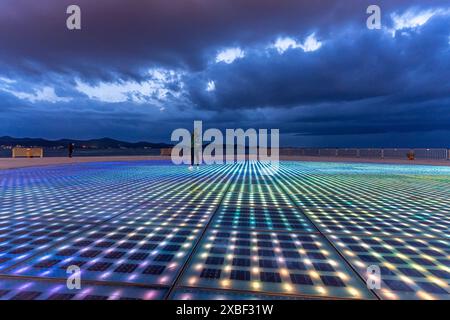 Kunstwerk und Solarinstallation Gruß an die Sonne in der Abenddämmerung, Zadar, Kroatien, Europa | Sonnendenkmal Gruß an die Sonne in der Abenddämmerung in Zada Stockfoto