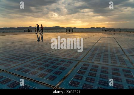 Kunstwerk und Solarinstallation Gruß an die Sonne bei Sonnenuntergang, Zadar, Kroatien, Europa | Sonnendenkmal Gruß an die Sonne bei Sonnenuntergang in Zada Stockfoto