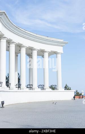 Kolonnade am Meer in Chornomorsk, Ukraine. Weiße Säulen und Bogen auf leerem Quadrat. Stadtrundfahrt in der Region Odesa. Tourismus in der Ukraine. Stockfoto