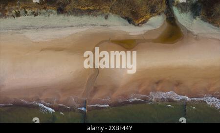 Blick aus der Vogelperspektive: Ruhiger Strand, glitzerndes Meer. Stockfoto