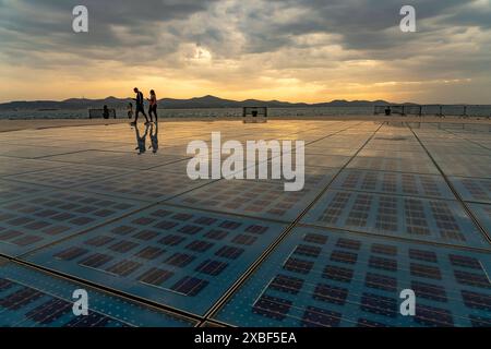 Gruß an die Sonne Zadar Kunstwerk und Solarinstallation Gruß an die Sonne bei Sonnenuntergang, Zadar, Kroatien, Europa Solarbild Gruß an die Sonne Stockfoto