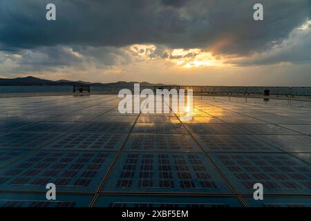 Gruß an die Sonne Zadar Kunstwerk und Solarinstallation Gruß an die Sonne bei Sonnenuntergang, Zadar, Kroatien, Europa Solarbild Gruß an die Sonne Stockfoto