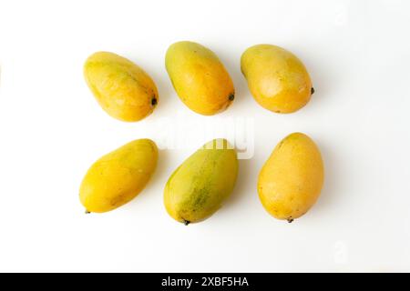 Reifer Mangoblock isoliert auf weißem Hintergrund, Draufsicht Stockfoto