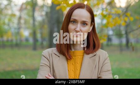 Porträt Nahaufnahme Kaukasiens ernsthaft starke starke Dame Gesundheit weibliche Geschäftsfrau Geschäftsfrau Geschäftsfrau Frau Freundin Mutter beleidigt Stockfoto