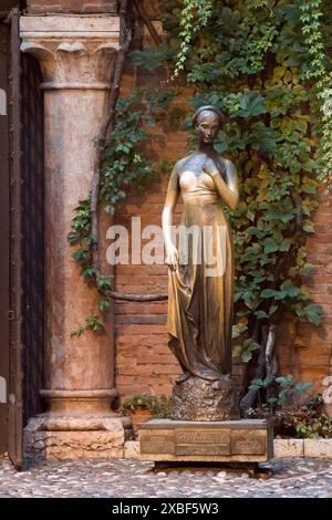 Bronzestatue der Julia vom Bildhauer Nereo Costantini aus dem Jahr 1973 im Innenhof der Casa di Giulietta (Haus der Julia), Casa Capuleti, ab dem XII. Jahrhundert Stockfoto