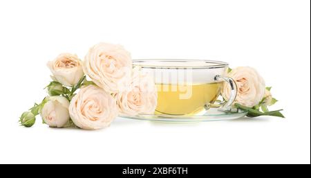 Aromatischer Kräutertee in Glasbecher und Rosen isoliert auf weiß Stockfoto