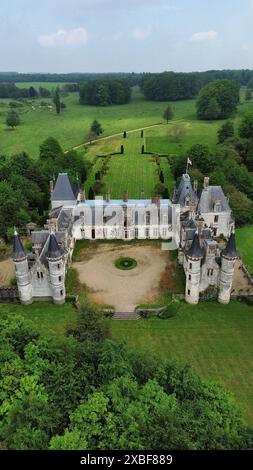 Drohnenaufnahmen des Château de Regnière-Écluse Regnière-Écluse Frankreich märchenhaftes neogotisches und troubadourstiliges Schloss aus dem 19. Jahrhundert Stockfoto