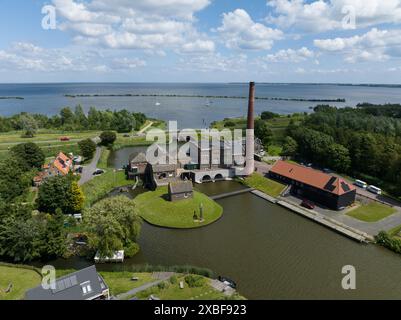 Die vier Noorder Koggen Dampfpumpenstation. Medemblik, Niederlande. Luftaufnahme. Stockfoto
