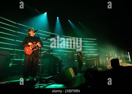 Thom Yorke, Jonny Greenwood und Tom Skinner, v.l., von der Band The Smile bei einem Konzert in der Uber Eats Music Hall in Berlin, 11. Juni 2024. The Smile Konzert Berlin *** Thom Yorke, Jonny Greenwood und Tom Skinner, von links, von der Band The Smile bei einem Konzert in der Uber Eats Music Hall in Berlin, 11. Juni 2024 The Smile Konzert Berlin Stockfoto