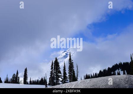 Der Berg Rainier blickt durch dunkle Wolken. Bundesstaat Washington. Stockfoto