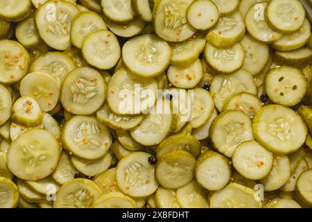 Brot und Butter Dill Pickle Chips, mit Senfsamen und schwarzem Pfeffer, Hintergrund Stockfoto