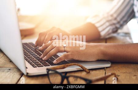 Hände, Frau und Schreibgerät im Freien auf der Tastatur für Feedback, Website oder Online-Berichte oder -Berichte. Texterstellung für Frauen, Digital und Editing Stockfoto