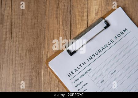 Ein Nahbild des Krankenversicherungsformulars auf einem Klemmbrett. Medizin- und Versicherungskonzept. Kopierbereich für Text. Stockfoto