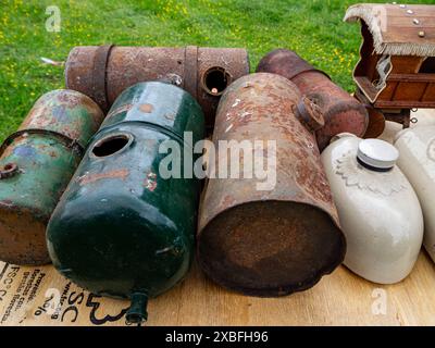 Heißwasserflaschen und Wasserbehälter zum Verkauf auf der Astle Country Fair Chelford Cheshire Stockfoto