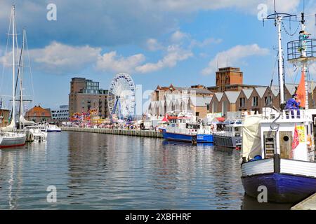 Buntes Treiben im Alten Hafen Wismar *** buntes Treiben im alten Hafen von Wismar Stockfoto