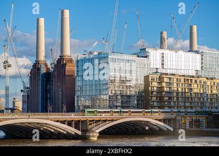 Battersea Power Station ist ein stillgelegtes Kohlekraftwerk am Südufer der Themse in Nine Elms, Battersea in the Lond Stockfoto