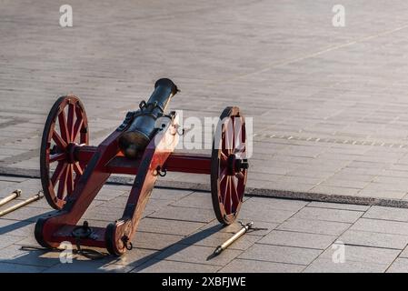 Alte antike 2-Rad-Kanone, die auf Einem Stadtplatz steht Stockfoto