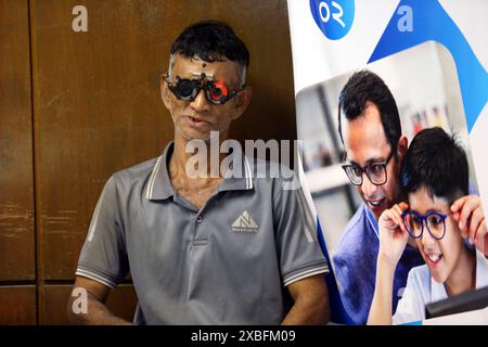 Dhaka, Bangladesch. Juni 2024. Ein Augenarzt untersucht die Augen eines Patienten während des Free Medical Eye Camp in Urmi Garment Factory für Bekleidungsarbeiter am 11. Juni 2024 in Dhaka, Bangladesch. Foto: Habibur Rahman/ABACAPRESS. COM Credit: Abaca Press/Alamy Live News Stockfoto