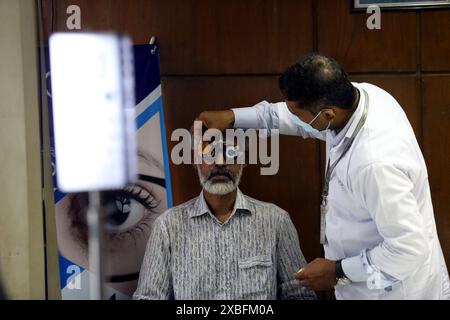 Dhaka, Bangladesch. Juni 2024. Ein Augenarzt untersucht die Augen eines Patienten während des Free Medical Eye Camp in Urmi Garment Factory für Bekleidungsarbeiter am 11. Juni 2024 in Dhaka, Bangladesch. Foto: Habibur Rahman/ABACAPRESS. COM Credit: Abaca Press/Alamy Live News Stockfoto