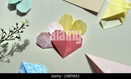 Origami Papier Herzen und Formen mit Wildblumen - perfekt zum Basteln und Dekorieren Stockfoto