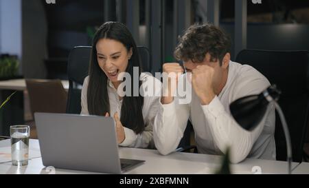 Glückliche begeisterte Gewinner erfolgreiche Geschäftskollegen Mitarbeiter kaukasische Geschäftsfrau mit Geschäftsmann Frau mit Mann Manager Arbeitgeber mit Stockfoto