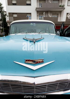 Italien, Rimini, 12. juni 2024 - Logotype Oldtimer Chevrolet - amerikanischer Oldtimer Stockfoto