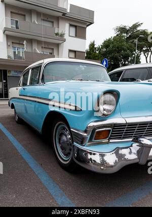 Italien, Rimini, 12. juni 2024 - Scheinwerfer eines antiken amerikanischen Oldtimers. Retro Auto Stockfoto