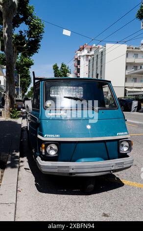 Italien, Rimini, 12. juni 2024 – Text und Logo der Marke ApeCar p3 für drei leichte Nutzfahrzeuge auf Rädern Stockfoto