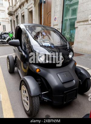 Italien, Mailand, 12. juni 2024 - Renault Twizy modernes kompaktes ökologisches Auto Stockfoto