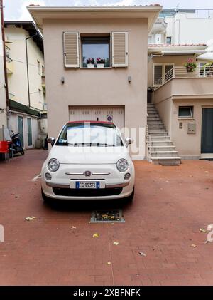 Italien, Rimini, 12. juni 2024 - moderner Fiat Oldtimer parkt auf dem Parkplatz neben dem Gebäude Stockfoto