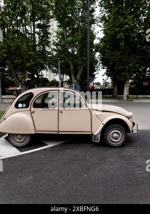 Italien, Rimini, 12. juni 2024 - Vintage beige Citroen 2Cv 6 am Straßenrand. Seitenansicht. Stockfoto